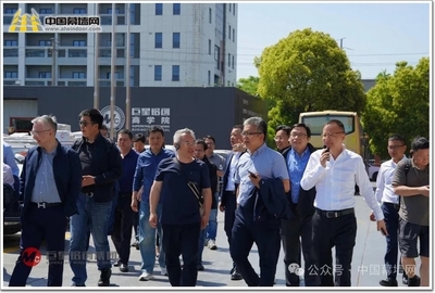 產(chǎn)業(yè)與藝術(shù)的交響 2025華東專(zhuān)家“銘創(chuàng)”常州工廠(chǎng)行繪畫(huà)培訓(xùn)盛典